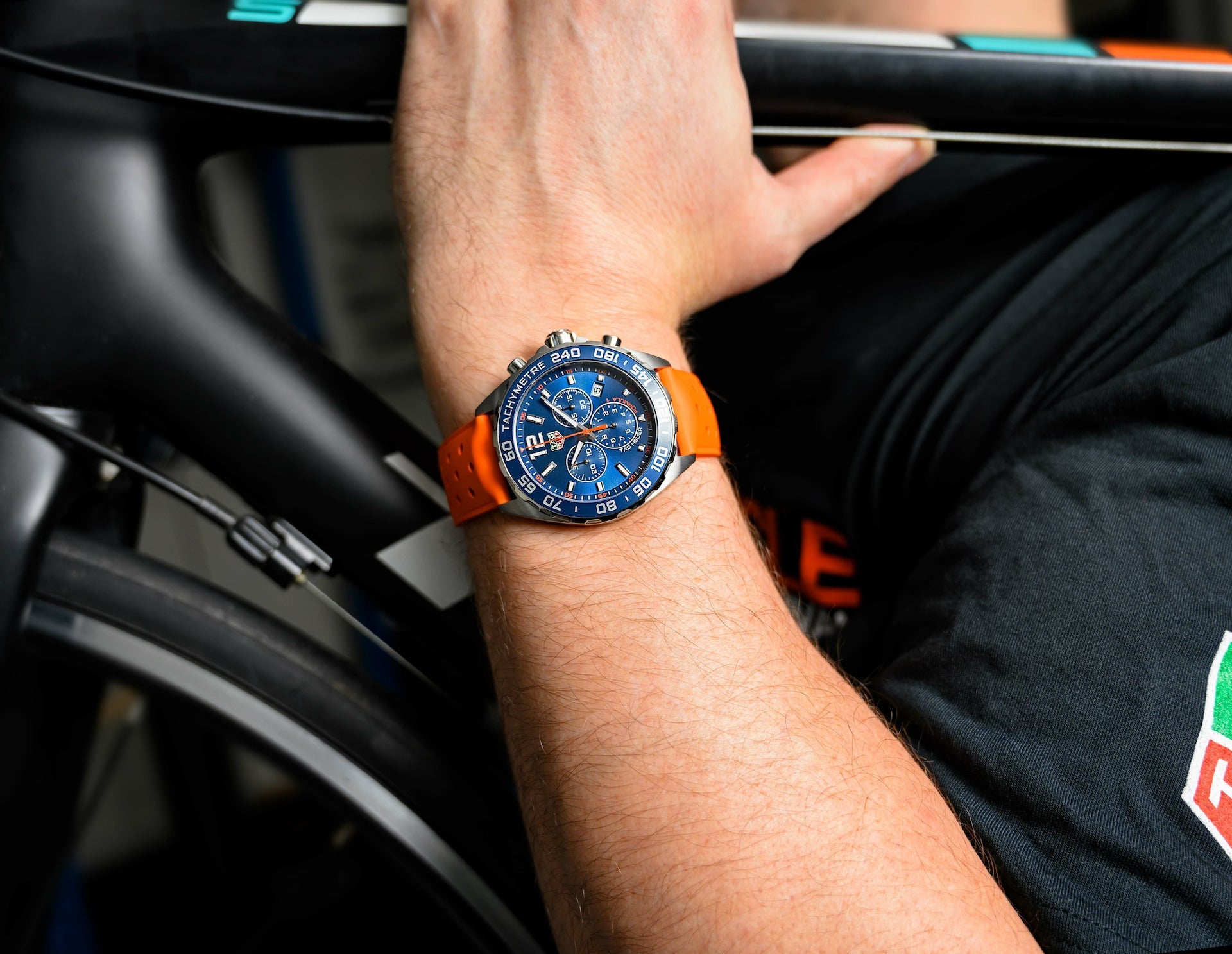 Relógio TAG Heuer Formula 1 CAZ1014.FT8028 - Elegância Esportiva com Movimento Quartzo de 43mm