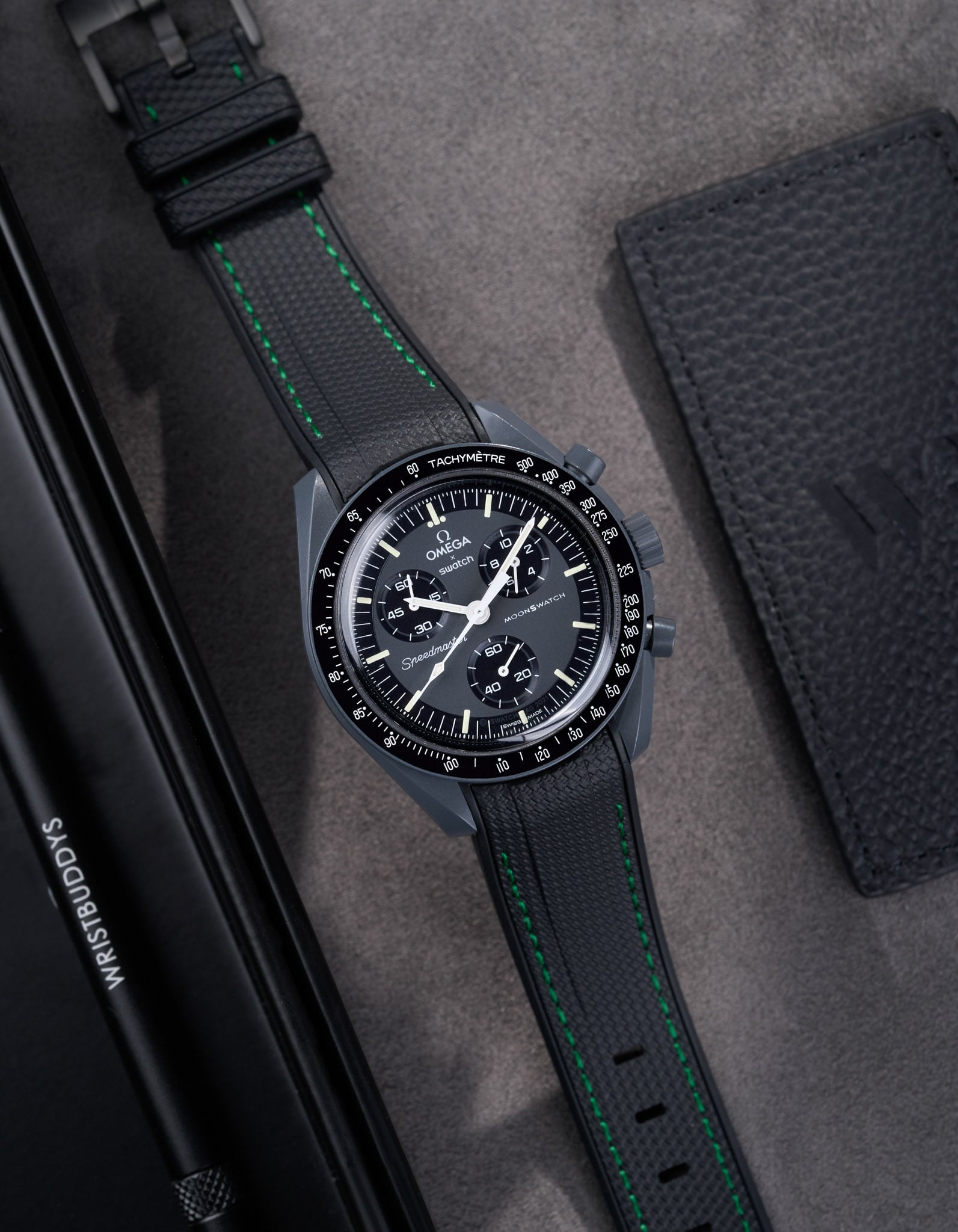 Pulseira de borracha curva premium - pontos pretos e verdes
