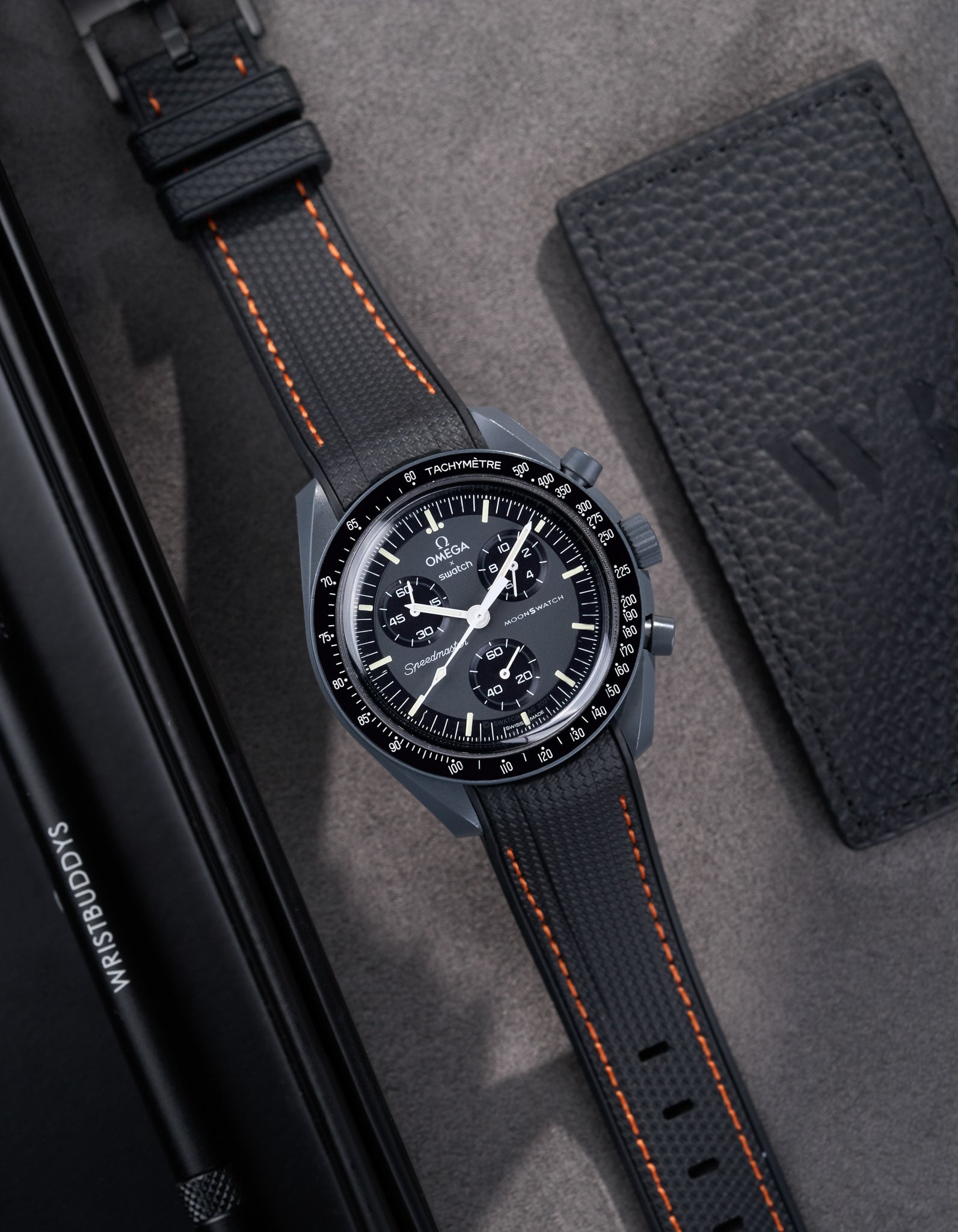 Pulseira de borracha curva premium - pontos pretos e laranja