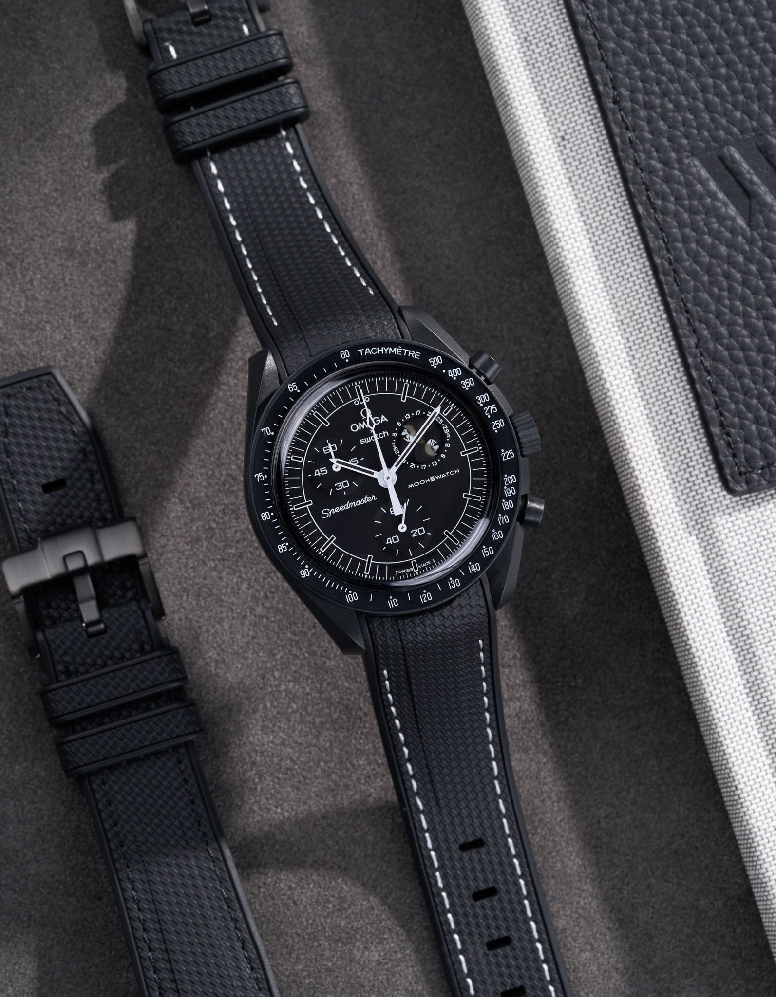 Pulseira de borracha curva premium - pontos pretos e brancos