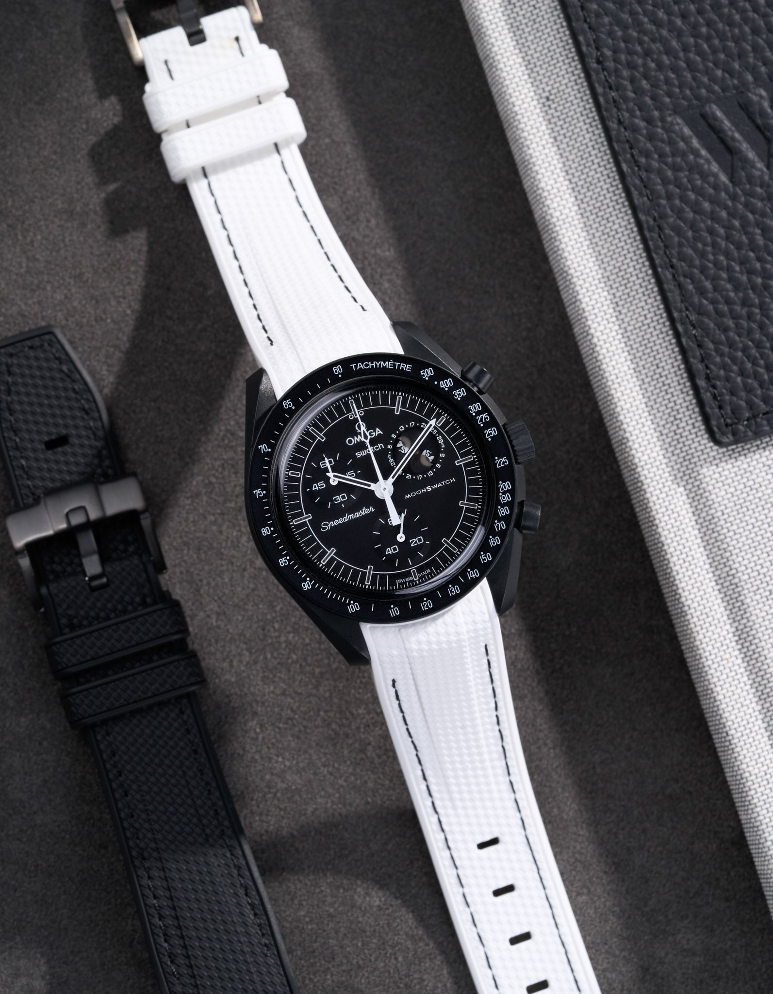 Pulseira de borracha curva premium - pontos brancos e pretos