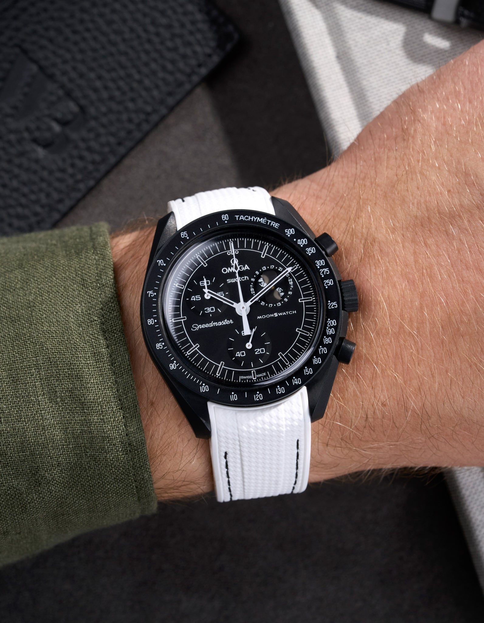 Pulseira de borracha curva premium - pontos brancos e pretos