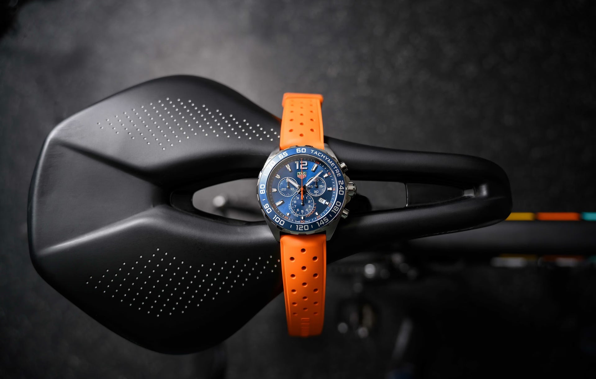 Relógio TAG Heuer Formula 1 CAZ1014.FT8028 - Elegância Esportiva com Movimento Quartzo de 43mm